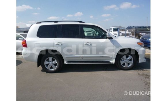 Acheter Import Voiture Toyota Land Cruiser Blanc à Import - Dubai, Somalie Acheter Import Voiture Toyota Land Cruiser Blanc à Import - Dubai, Somalie
