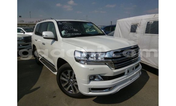 Acheter Import Voiture Toyota Land Cruiser Blanc à Import - Dubai, Somalie Acheter Import Voiture Toyota Land Cruiser Blanc à Import - Dubai, Somalie