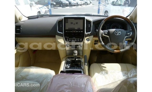 Acheter Import Voiture Toyota Land Cruiser Blanc à Import - Dubai, Somalie Acheter Import Voiture Toyota Land Cruiser Blanc à Import - Dubai, Somalie