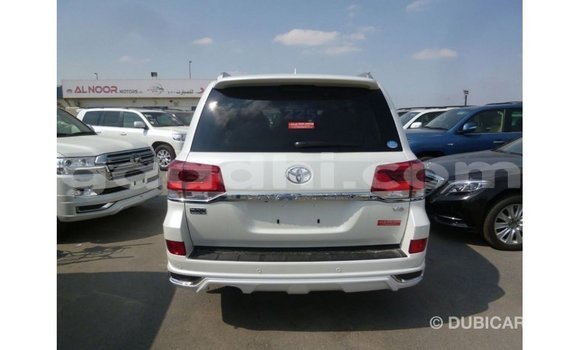 Acheter Import Voiture Toyota Land Cruiser Blanc à Import - Dubai, Somalie Acheter Import Voiture Toyota Land Cruiser Blanc à Import - Dubai, Somalie