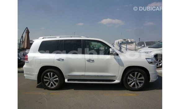 Acheter Import Voiture Toyota Land Cruiser Blanc à Import - Dubai, Somalie Acheter Import Voiture Toyota Land Cruiser Blanc à Import - Dubai, Somalie