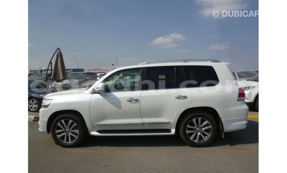 Acheter Import Voiture Toyota Land Cruiser Blanc à Import - Dubai, Somalie Acheter Import Voiture Toyota Land Cruiser Blanc à Import - Dubai, Somalie