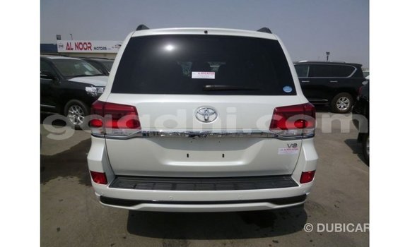 Acheter Import Voiture Toyota Land Cruiser Blanc à Import - Dubai, Somalie Acheter Import Voiture Toyota Land Cruiser Blanc à Import - Dubai, Somalie
