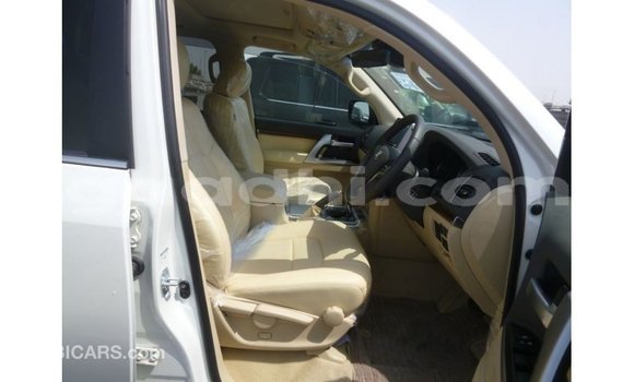 Acheter Import Voiture Toyota Land Cruiser Blanc à Import - Dubai, Somalie Acheter Import Voiture Toyota Land Cruiser Blanc à Import - Dubai, Somalie