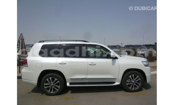 Acheter Import Voiture Toyota Land Cruiser Blanc à Import - Dubai, Somalie Acheter Import Voiture Toyota Land Cruiser Blanc à Import - Dubai, Somalie