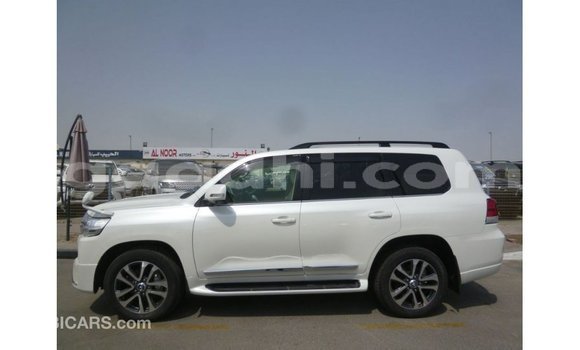Acheter Import Voiture Toyota Land Cruiser Blanc à Import - Dubai, Somalie Acheter Import Voiture Toyota Land Cruiser Blanc à Import - Dubai, Somalie