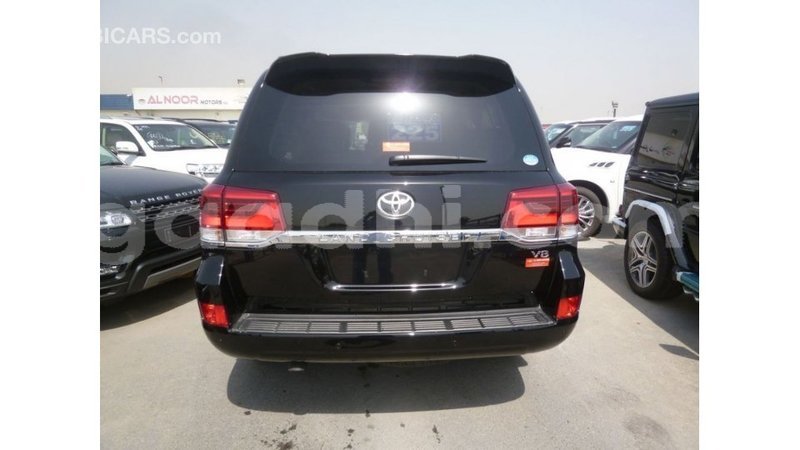 Big with watermark toyota land cruiser somalia import dubai 3889