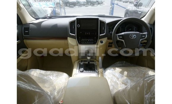 Acheter Import Voiture Toyota Land Cruiser Blanc à Import - Dubai, Somalie Acheter Import Voiture Toyota Land Cruiser Blanc à Import - Dubai, Somalie