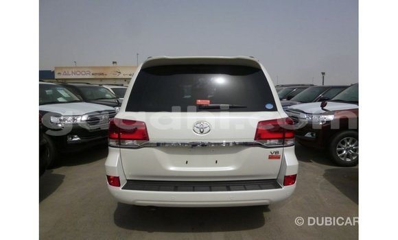 Acheter Import Voiture Toyota Land Cruiser Blanc à Import - Dubai, Somalie Acheter Import Voiture Toyota Land Cruiser Blanc à Import - Dubai, Somalie