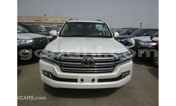 Acheter Import Voiture Toyota Land Cruiser Blanc à Import - Dubai, Somalie Acheter Import Voiture Toyota Land Cruiser Blanc à Import - Dubai, Somalie