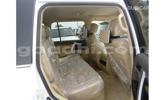 Acheter Import Voiture Toyota Land Cruiser Blanc à Import - Dubai, Somalie Acheter Import Voiture Toyota Land Cruiser Blanc à Import - Dubai, Somalie