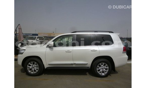 Acheter Import Voiture Toyota Land Cruiser Blanc à Import - Dubai, Somalie Acheter Import Voiture Toyota Land Cruiser Blanc à Import - Dubai, Somalie