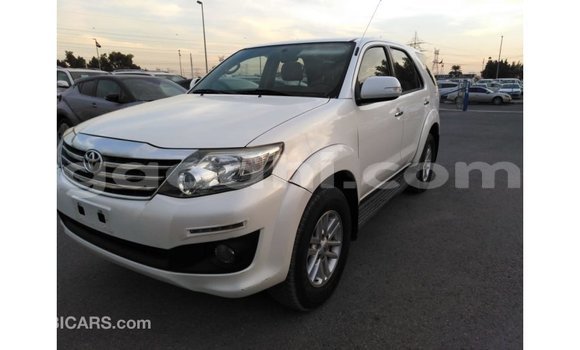 Acheter Import Voiture Toyota Fortuner Blanc à Import - Dubai, Somalie Acheter Import Voiture Toyota Fortuner Blanc à Import - Dubai, Somalie