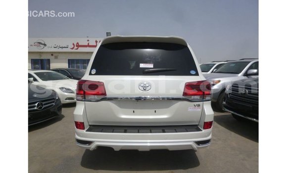 Acheter Import Voiture Toyota Land Cruiser Blanc à Import - Dubai, Somalie Acheter Import Voiture Toyota Land Cruiser Blanc à Import - Dubai, Somalie