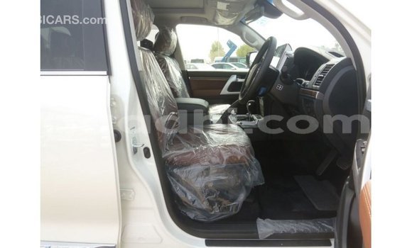 Acheter Import Voiture Toyota Land Cruiser Blanc à Import - Dubai, Somalie Acheter Import Voiture Toyota Land Cruiser Blanc à Import - Dubai, Somalie