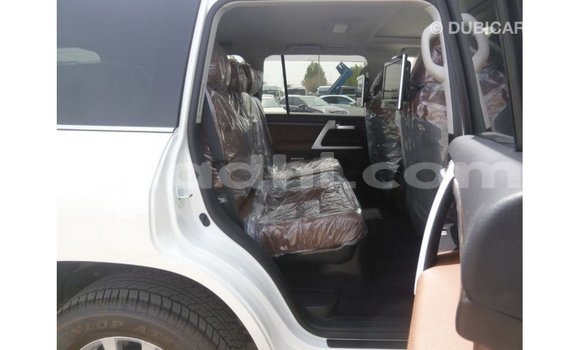 Acheter Import Voiture Toyota Land Cruiser Blanc à Import - Dubai, Somalie Acheter Import Voiture Toyota Land Cruiser Blanc à Import - Dubai, Somalie