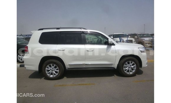 Acheter Import Voiture Toyota Land Cruiser Blanc à Import - Dubai, Somalie Acheter Import Voiture Toyota Land Cruiser Blanc à Import - Dubai, Somalie