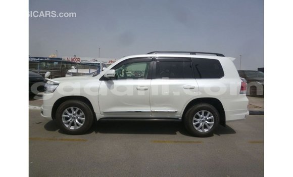 Acheter Import Voiture Toyota Land Cruiser Blanc à Import - Dubai, Somalie Acheter Import Voiture Toyota Land Cruiser Blanc à Import - Dubai, Somalie