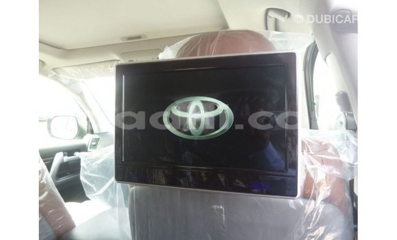 Acheter Import Voiture Toyota Land Cruiser Blanc à Import - Dubai, Somalie Acheter Import Voiture Toyota Land Cruiser Blanc à Import - Dubai, Somalie
