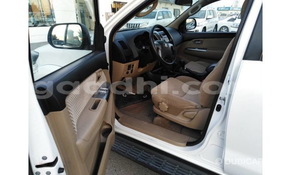 Acheter Import Voiture Toyota Fortuner Blanc à Import - Dubai, Somalie Acheter Import Voiture Toyota Fortuner Blanc à Import - Dubai, Somalie