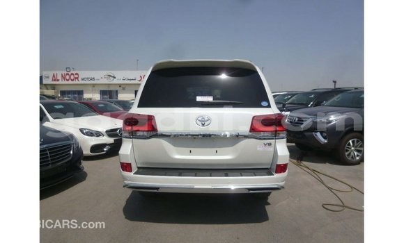 ይግዙ Imported Toyota Land Cruiser ነጭ መኪና በ Import - Dubai በ ሶማሊያ ይግዙ Imported Toyota Land Cruiser ነጭ መኪና በ Import - Dubai በ ሶማሊያ