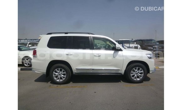 ይግዙ Imported Toyota Land Cruiser ነጭ መኪና በ Import - Dubai በ ሶማሊያ ይግዙ Imported Toyota Land Cruiser ነጭ መኪና በ Import - Dubai በ ሶማሊያ