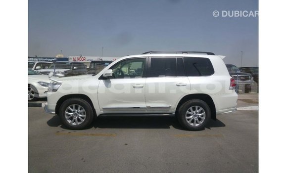ይግዙ Imported Toyota Land Cruiser ነጭ መኪና በ Import - Dubai በ ሶማሊያ ይግዙ Imported Toyota Land Cruiser ነጭ መኪና በ Import - Dubai በ ሶማሊያ