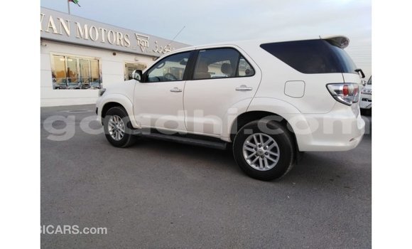 Acheter Import Voiture Toyota Fortuner Blanc à Import - Dubai, Somalie Acheter Import Voiture Toyota Fortuner Blanc à Import - Dubai, Somalie