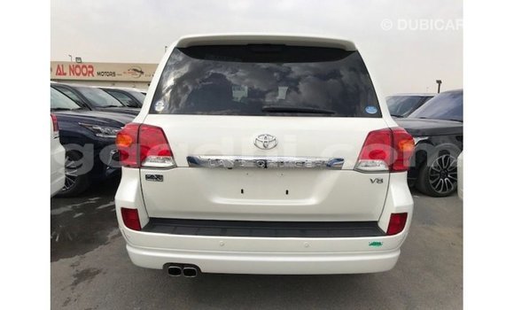 Acheter Import Voiture Toyota Land Cruiser Blanc à Import - Dubai, Somalie Acheter Import Voiture Toyota Land Cruiser Blanc à Import - Dubai, Somalie