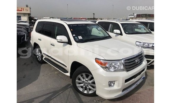 Acheter Import Voiture Toyota Land Cruiser Blanc à Import - Dubai, Somalie Acheter Import Voiture Toyota Land Cruiser Blanc à Import - Dubai, Somalie