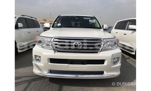 Acheter Import Voiture Toyota Land Cruiser Blanc à Import - Dubai, Somalie Acheter Import Voiture Toyota Land Cruiser Blanc à Import - Dubai, Somalie