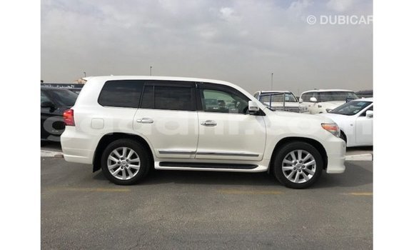 Acheter Import Voiture Toyota Land Cruiser Blanc à Import - Dubai, Somalie Acheter Import Voiture Toyota Land Cruiser Blanc à Import - Dubai, Somalie