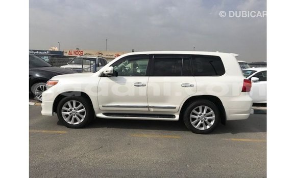 Acheter Import Voiture Toyota Land Cruiser Blanc à Import - Dubai, Somalie Acheter Import Voiture Toyota Land Cruiser Blanc à Import - Dubai, Somalie
