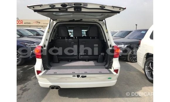 Acheter Import Voiture Toyota Land Cruiser Blanc à Import - Dubai, Somalie Acheter Import Voiture Toyota Land Cruiser Blanc à Import - Dubai, Somalie