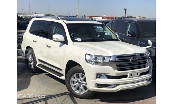 Acheter Import Voiture Toyota Land Cruiser Blanc à Import - Dubai, Somalie Acheter Import Voiture Toyota Land Cruiser Blanc à Import - Dubai, Somalie