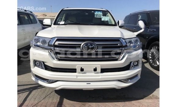 Acheter Import Voiture Toyota Land Cruiser Blanc à Import - Dubai, Somalie Acheter Import Voiture Toyota Land Cruiser Blanc à Import - Dubai, Somalie