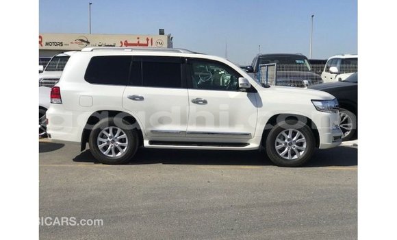 Acheter Import Voiture Toyota Land Cruiser Blanc à Import - Dubai, Somalie Acheter Import Voiture Toyota Land Cruiser Blanc à Import - Dubai, Somalie