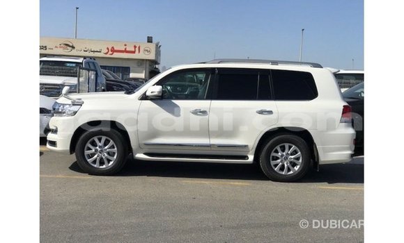 Acheter Import Voiture Toyota Land Cruiser Blanc à Import - Dubai, Somalie Acheter Import Voiture Toyota Land Cruiser Blanc à Import - Dubai, Somalie