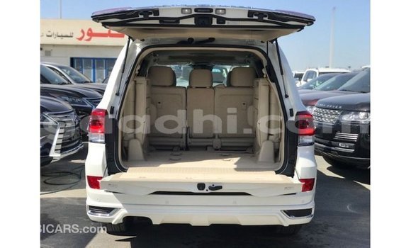 Acheter Import Voiture Toyota Land Cruiser Blanc à Import - Dubai, Somalie Acheter Import Voiture Toyota Land Cruiser Blanc à Import - Dubai, Somalie