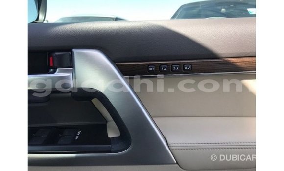 Acheter Import Voiture Toyota Land Cruiser Blanc à Import - Dubai, Somalie Acheter Import Voiture Toyota Land Cruiser Blanc à Import - Dubai, Somalie