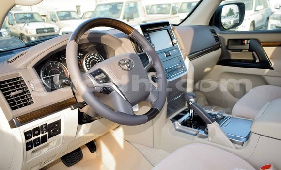 Nunua Imported Toyota Land Cruiser Nyeupe Gari ndani ya Import - Dubai nchini Somalia Nunua Imported Toyota Land Cruiser Nyeupe Gari ndani ya Import - Dubai nchini Somalia
