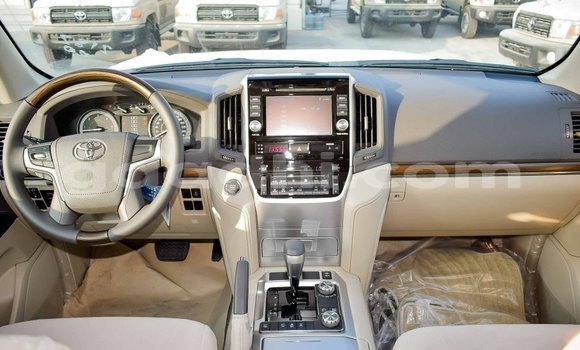Nunua Imported Toyota Land Cruiser Nyeupe Gari ndani ya Import - Dubai nchini Somalia Nunua Imported Toyota Land Cruiser Nyeupe Gari ndani ya Import - Dubai nchini Somalia