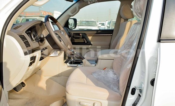 Nunua Imported Toyota Land Cruiser Nyeupe Gari ndani ya Import - Dubai nchini Somalia Nunua Imported Toyota Land Cruiser Nyeupe Gari ndani ya Import - Dubai nchini Somalia