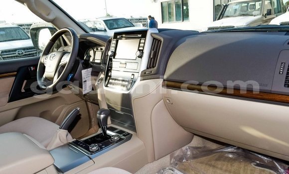 Nunua Imported Toyota Land Cruiser Nyeupe Gari ndani ya Import - Dubai nchini Somalia Nunua Imported Toyota Land Cruiser Nyeupe Gari ndani ya Import - Dubai nchini Somalia