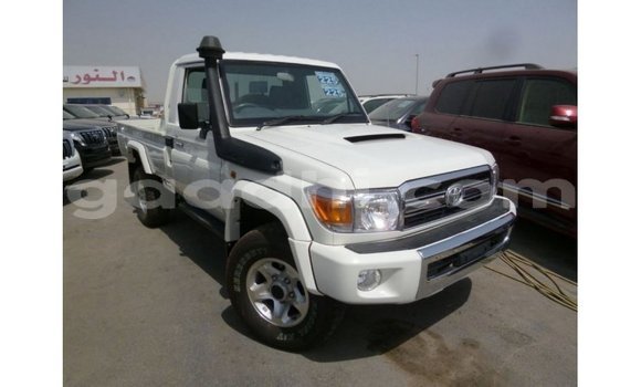 Acheter Import Voiture Toyota Land Cruiser Blanc à Import - Dubai, Somalie Acheter Import Voiture Toyota Land Cruiser Blanc à Import - Dubai, Somalie