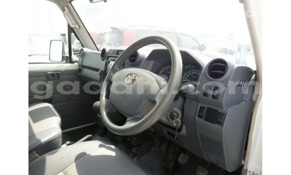 Acheter Import Voiture Toyota Land Cruiser Blanc à Import - Dubai, Somalie Acheter Import Voiture Toyota Land Cruiser Blanc à Import - Dubai, Somalie