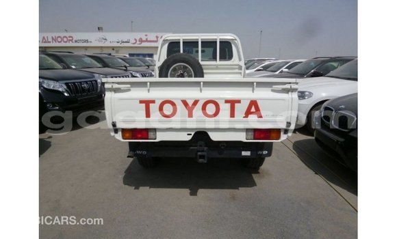 Acheter Import Voiture Toyota Land Cruiser Blanc à Import - Dubai, Somalie Acheter Import Voiture Toyota Land Cruiser Blanc à Import - Dubai, Somalie