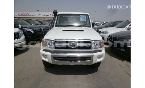 Acheter Import Voiture Toyota Land Cruiser Blanc à Import - Dubai, Somalie Acheter Import Voiture Toyota Land Cruiser Blanc à Import - Dubai, Somalie