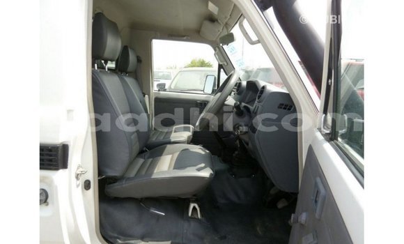 Acheter Import Voiture Toyota Land Cruiser Blanc à Import - Dubai, Somalie Acheter Import Voiture Toyota Land Cruiser Blanc à Import - Dubai, Somalie