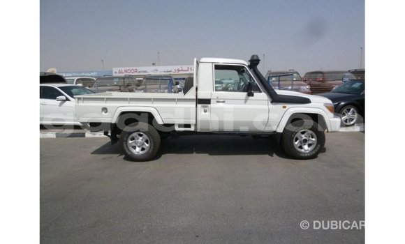 Acheter Import Voiture Toyota Land Cruiser Blanc à Import - Dubai, Somalie Acheter Import Voiture Toyota Land Cruiser Blanc à Import - Dubai, Somalie